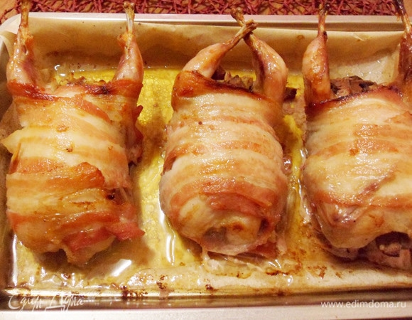 Выглядят запеченные фаршированные перепела аппетитно.