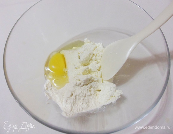 Соединить творог, муку, яйцо, щепотку соли и замесить тесто.