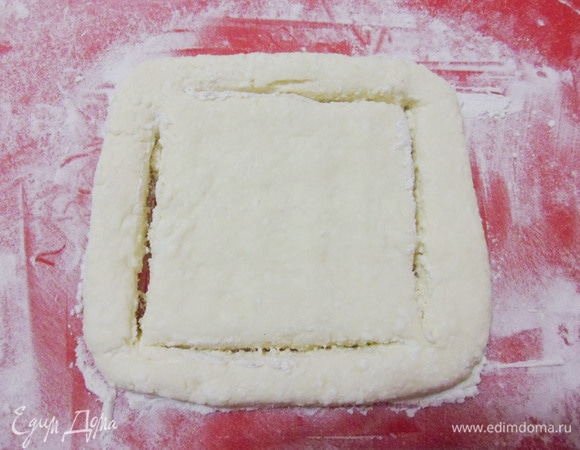 Прорезать два противоположных угла сочня.