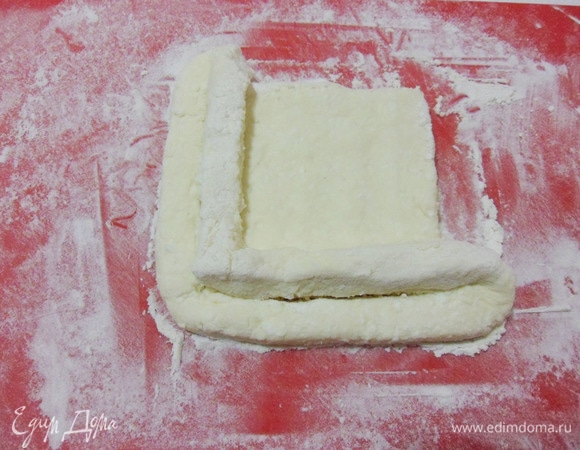 Наложить надрезанный угол на противоположный.