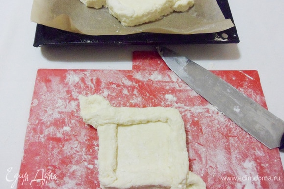 Из второй части теста подобным образом сформировать сырник с бортиками.