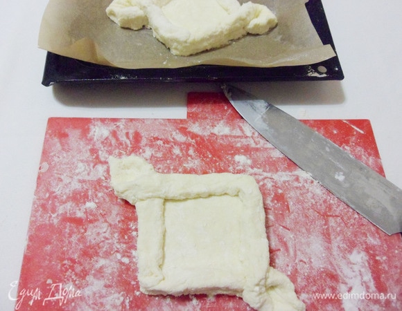 Из второй части теста подобным образом сформировать сырник с бортиками.