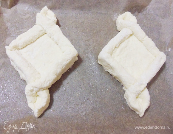 На противень выложить бумагу для выпечки, смазать растительным маслом и выложить сырники.