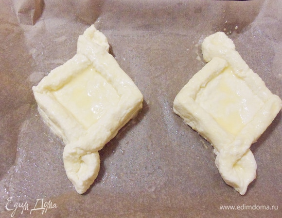 Смазать сырники сверху льезоном и отправить в разогретую до 180°C духовку на 15–20 минут.