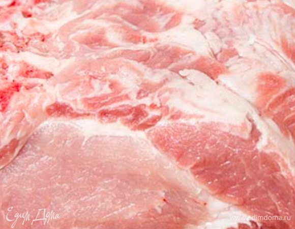 Мясо промываем, промокаем бумажным полотенцем. Делаем вертикальные надрезы насквозь по всему мясу. Морковку нарезаем полукольцами. Соль, перец, лавровый лист смешиваем (лавровый лист разминаем в руке, чтобы он разломился на кусочки). Сметану мешаем с соком.