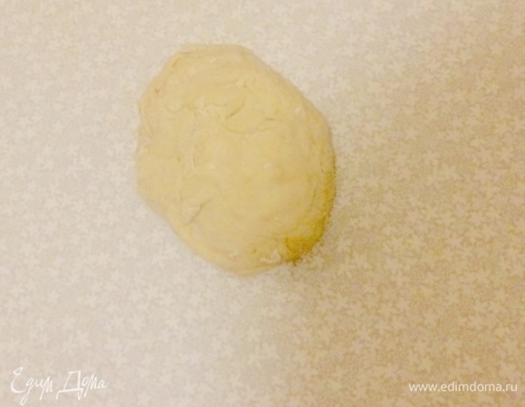 Замесить тесто быстро и удобно при помощи кухонной машины KENWOOD Chef Sense, насадка-крюк для планетарного смешивания. Влить 250 мл воды, добавить яйцо куриное, 0,5 ч. л. соли и муки примерно 600 г (или по потребности). Замесить тесто до однородной массы.