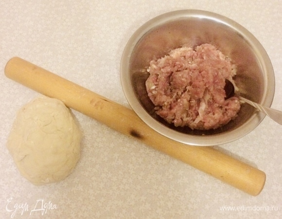 При помощи кухонной машины KENWOOD Chef Sense, насадка-мясорубка, накрутить фарш из мяса свинины, говядины, репчатого лука и чеснока. Самый вкусный фарш получается именно при смешивании в равных пропорциях свинины и говядины. Тесто замешивали вручную, фарш прокручивали через ручную мясорубку, так как еще не выиграли кухонную машину KENWOOD Chef Sense. Но очень хотим стать счастливыми обладателями этой чудо-помощницы.