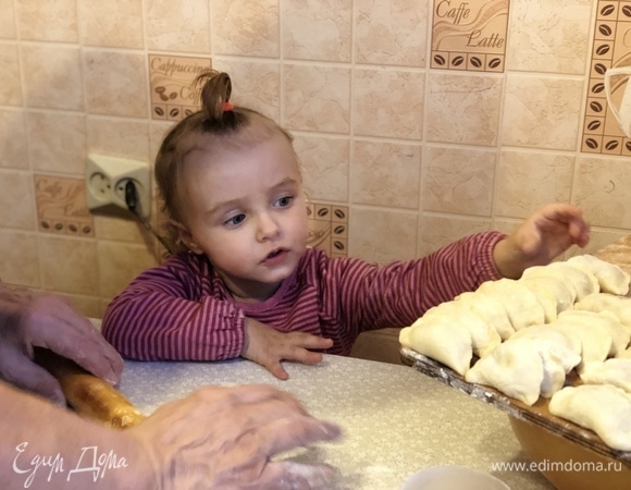 Слепить пельмени, соединив края теста. Домашние пельмени поставить в морозилку.