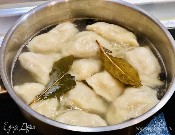 Влить в кастрюлю 1 литр воды, довести до кипения, положить в кипящую воду необходимое количество пельменей. Добавить лавровый лист, душистый и черный горошек, посолить по вкусу. Варить 10 минут.
