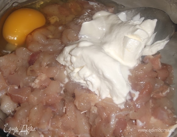 Посолить, поперчить, добавить сметану и яйцо.