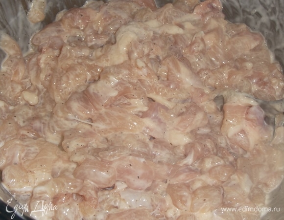 Хорошо перемешать фарш, слегка похлопывая.