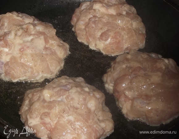 Влажными руками сформировать котлетки. Выложить на сковороду с разогретым маслом. Жарить на умеренном огне 10 минут с одной стороны.