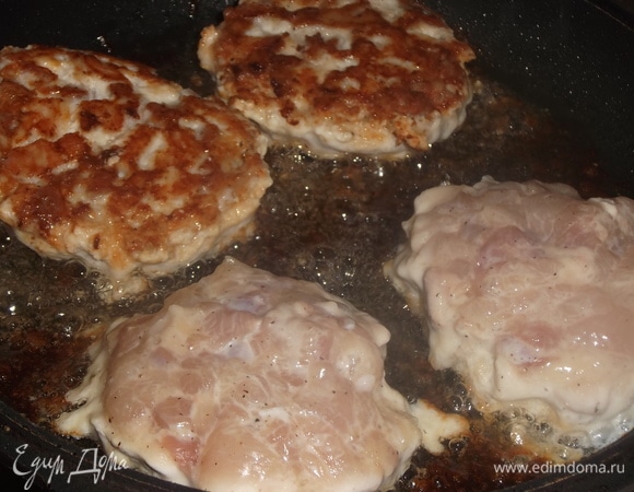 Затем перевернуть котлеты, накрыть крышкой и продолжать жарить еще 10 минут. Приятного аппетита!