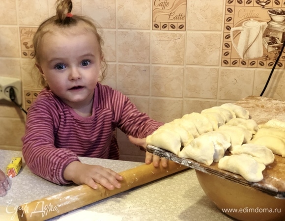 Выложить пельмени на тарелку, добавить бульон по вкусу. Добавить мелконарезанный красный лук, сметану. Приятного аппетита! Юная помощница Кристина активно помогала в лепке пельменей!
