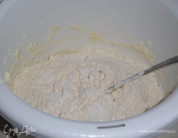 Добавляем просеянную муку.