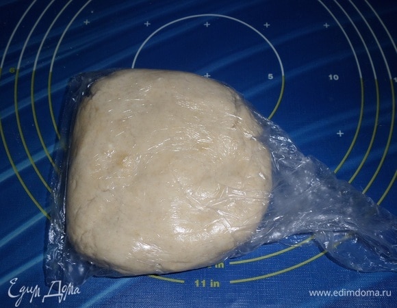 Кладем тесто в пакет и убираем в холодильник на 1 час. Затем вынимаем из холодильника.