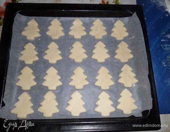 Выкладываем их на противень, застеленный пергаментом. Помещаем противень в морозильную камеру на 10–15 минут.