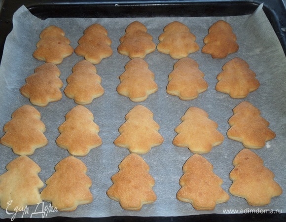 Затем помещаем противень в разогретую духовку. Выпекаем 10–15 минут при 200°C.