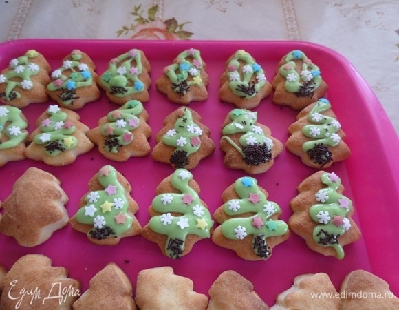 Полностью остужаем печенье. На остывшее печенье наносим глазурь и украшаем кондитерской посыпкой.