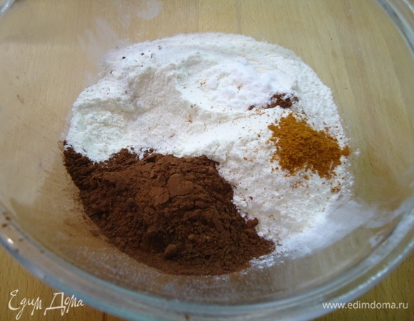 В отдельной посуде смешать все сухие ингредиенты, хорошо перемешать.