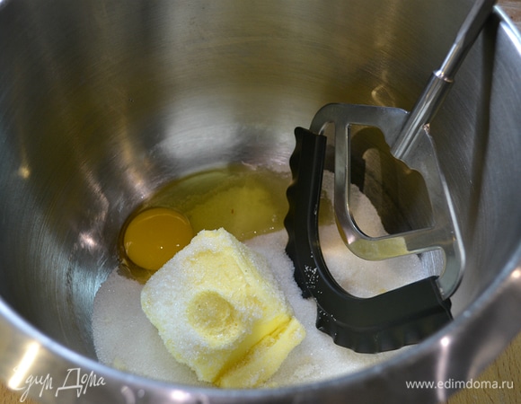 В чаше комбайна смешать мягкое сливочное масло, яйцо и сироп.