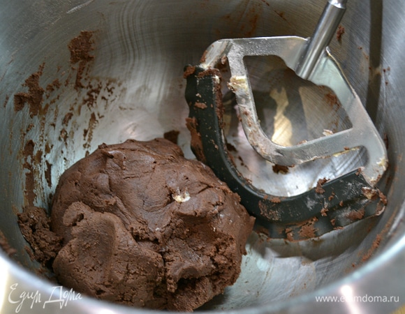 К масляно-яичной смеси добавить смесь из сухих ингредиентов. Замесить насадкой «флекси» до однородности.