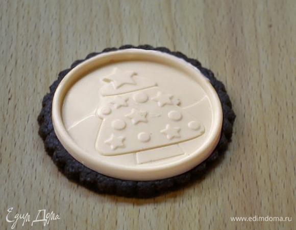 Сверху на шоколад приклеить «монетку».