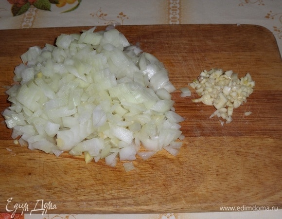 Мелко нарезаем лук и чеснок.