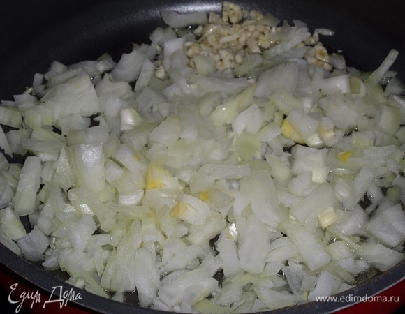 В глубокую сковороду наливаем растительное масло (3 ст. л.). Выкладываем лук и чеснок. Слегка обжариваем.