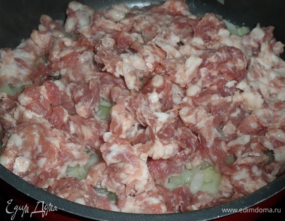 Затем добавляем мясной фарш. Обжариваем 5–7 минут. Солим.