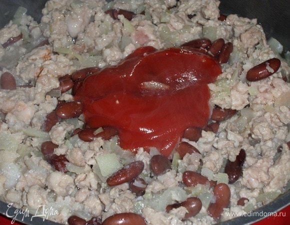 Затем добавляем томатную пасту. Перемешиваем массу.
