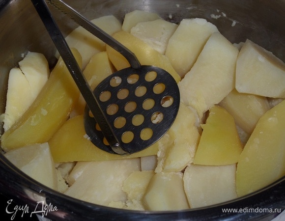 Из отварного картофеля делаем пюре.