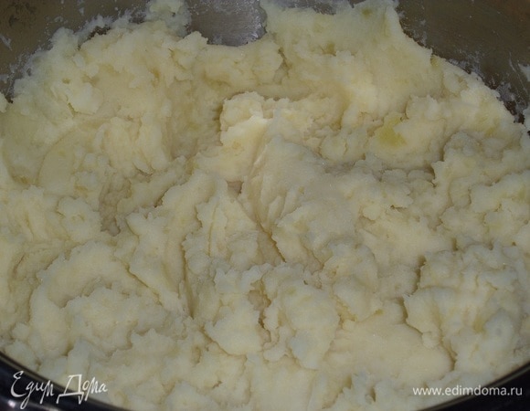 Добавляем в кастрюлю к картофелю молоко и яйцо. Доводим картофельную массу до однородного состояния.