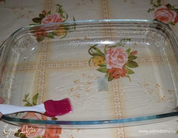 Форму для запекания смазываем растительным маслом (1 ст. л.).