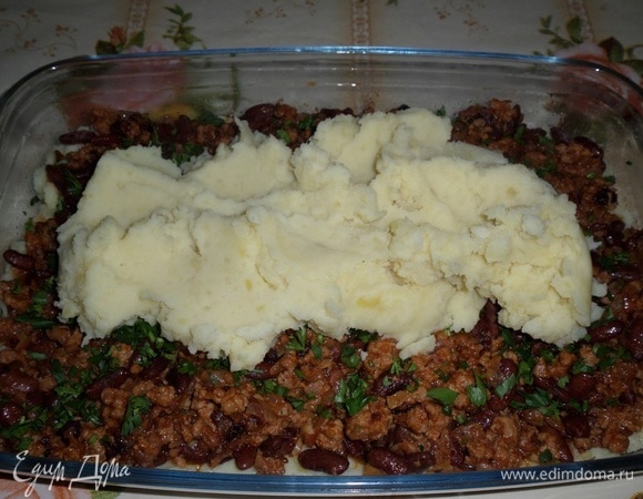 Поверх мясной начинки выкладываем оставшуюся половину картофельного пюре.