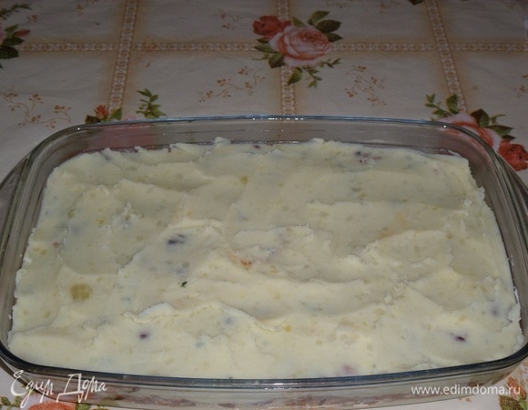 Равномерно распределяем картофельное пюре.
