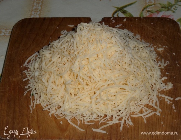Сыр натираем на терке.