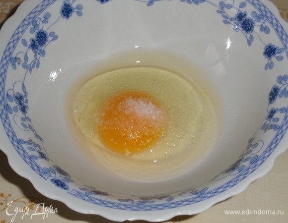 В чашку выкладываем яйцо и щепотку соли. Слегка взбиваем.