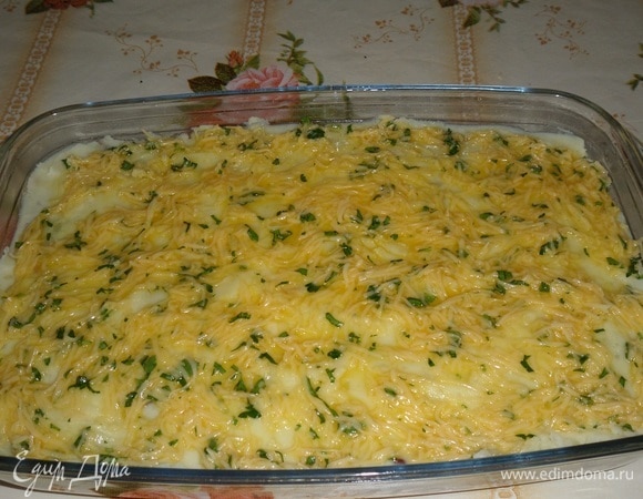 Выкладываем яично-сырную смесь поверх картофельного слоя. Разравниваем вилкой.