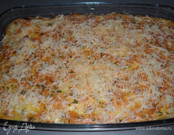 Горячую запеканку посыпаем оставшимся сыром.