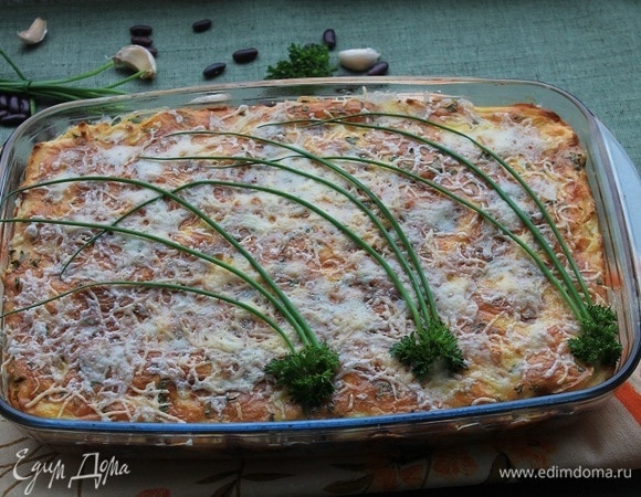 Подаем запеканку, добавив зелень.