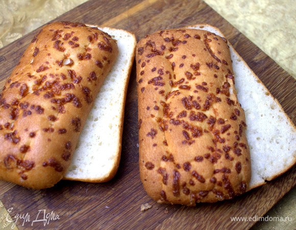 Любой любимый хлеб подходит. У меня специально для сэндвичей сырные булочки.