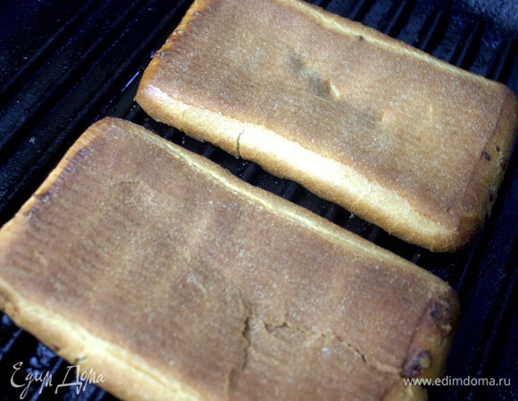 Слегка смазать сковороду кисточкой с маслом. Обжарить на гриле хлебные половинки.