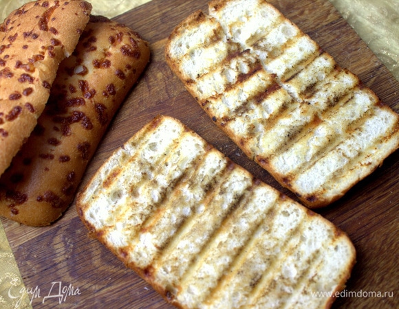 Можно просто прогреть в тостере.