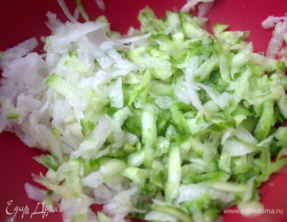 Натереть дайкон и огурец.