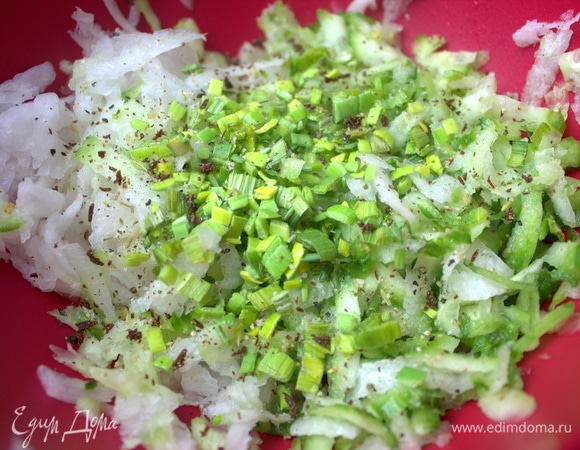 Добавить лук, приправу «Томаты и оливки» и соль.