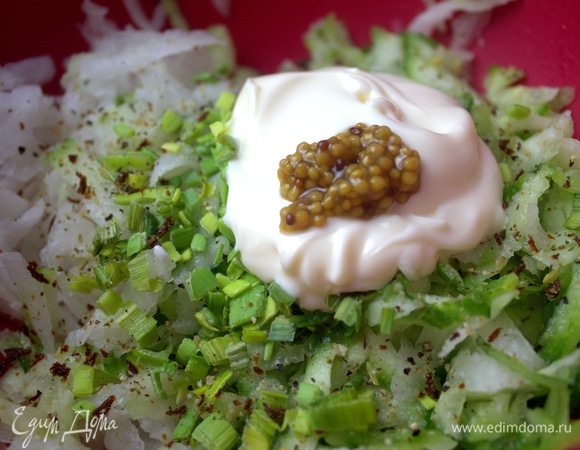 Заправить майонезом и горчицей.