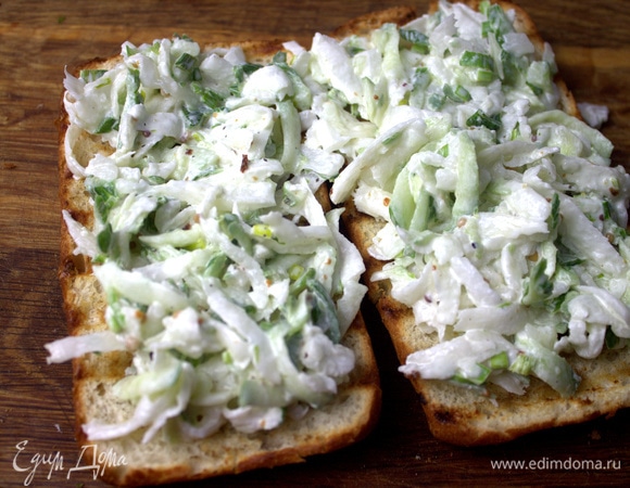 Начинку нанести на хлеб.