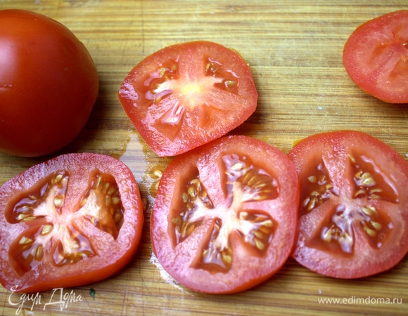 Помидор нарезать тонко.