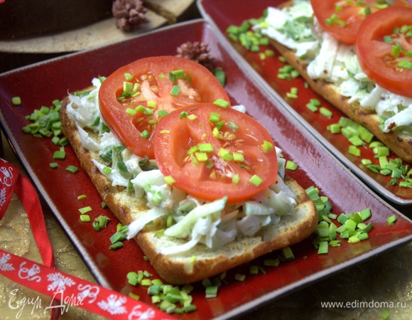 Посыпать любой зеленью. Накрывать или нет второй половинкой — дело каждого.